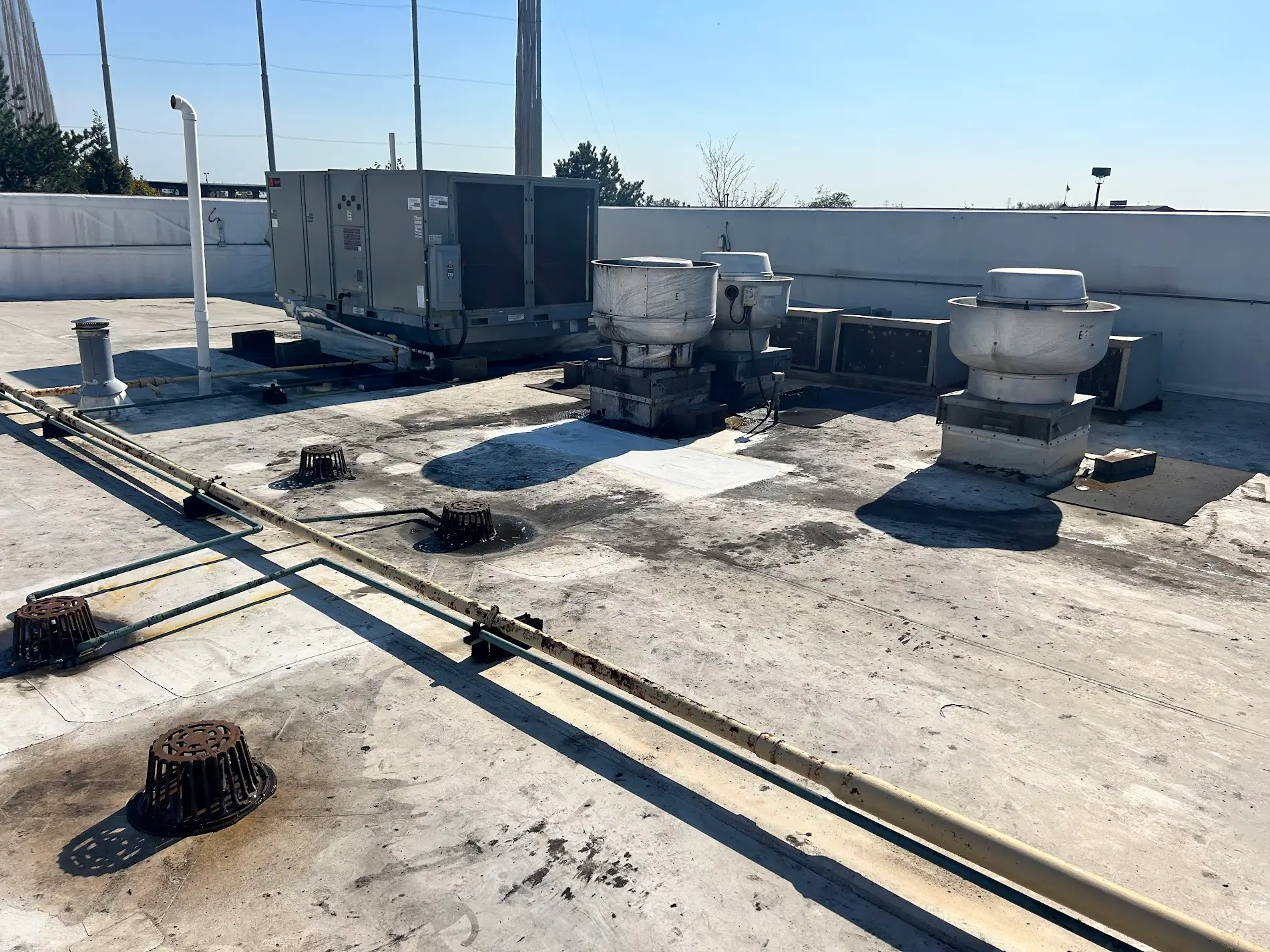 Commercial roofing that is in desperate need of some repair, cleaning, and possibly replacement.